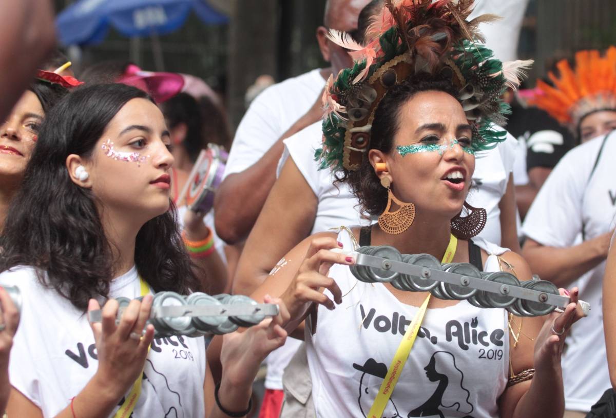 mais de 20 blocos animam o pré carnaval carioca neste domingo o dia