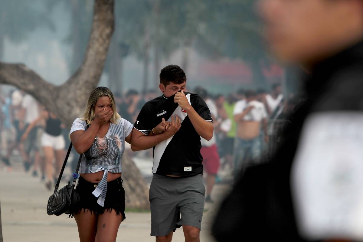 Rio de Janeiro 17/02/2019 E toda a polêmica terminou em confusão generalizada. Barrados nos portões do Maracanã, antes das 17h (de Brasília) - horário previsto para início duelo -, torcedores entraram em confronto e foram repreendidos com gás de pimenta. Foto: Luciano Belford/ Agência O Dia.