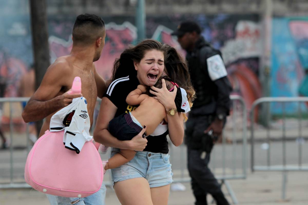 Rio de Janeiro 17/02/2019 E toda a polêmica terminou em confusão generalizada. Barrados nos portões do Maracanã, antes das 17h (de Brasília) - horário previsto para início duelo -, torcedores entraram em confronto e foram repreendidos com gás de pimenta. Foto: Luciano Belford/ Agência O Dia.