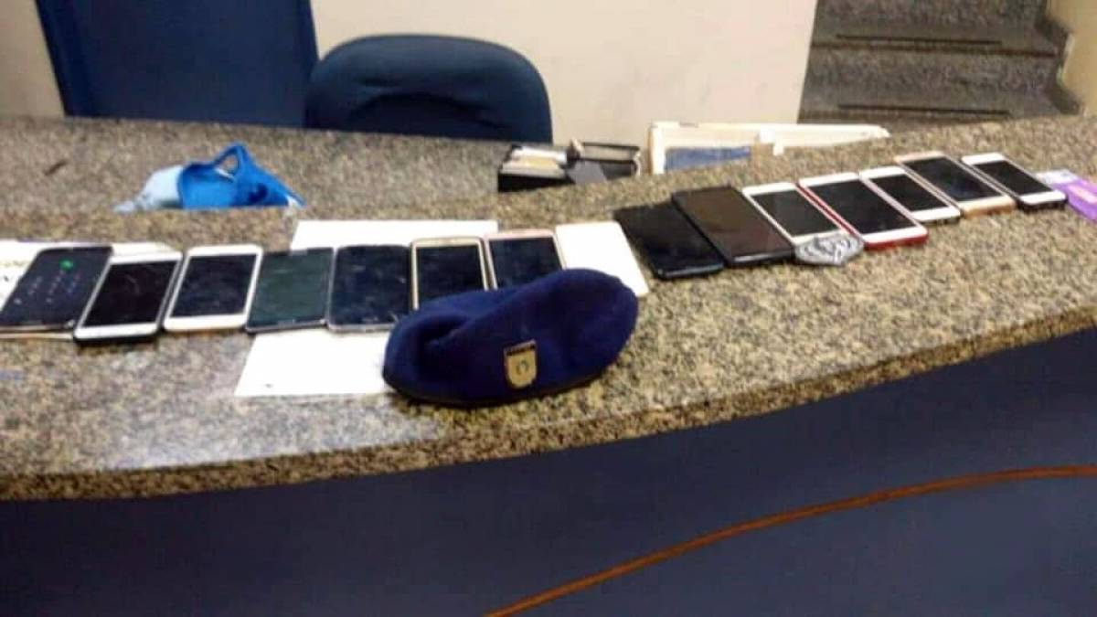 Foram encontrados 15 celulares com os estrangeiros