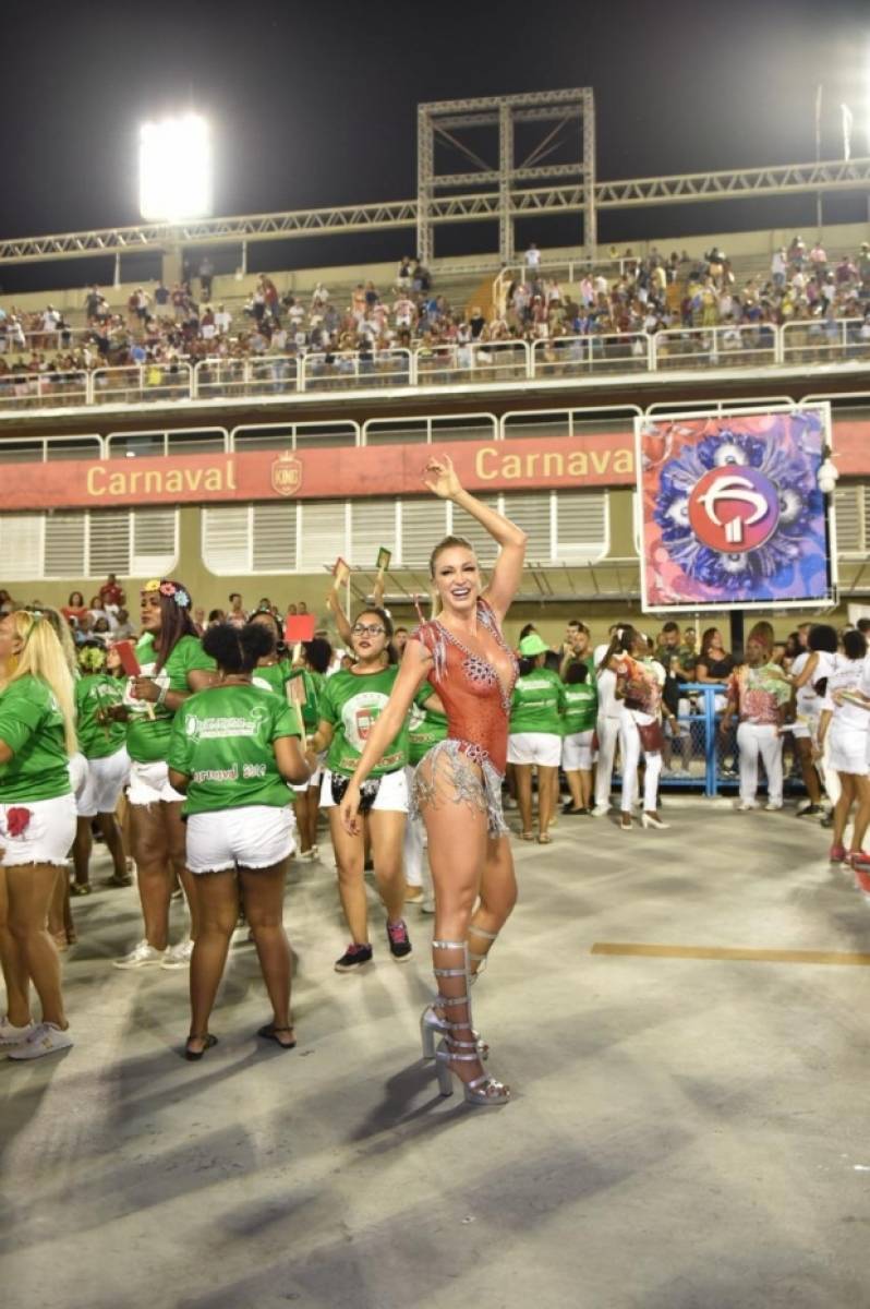 Jessica Rodrigues brilha em ensaio técnico da Grande Rio na Sapucaí