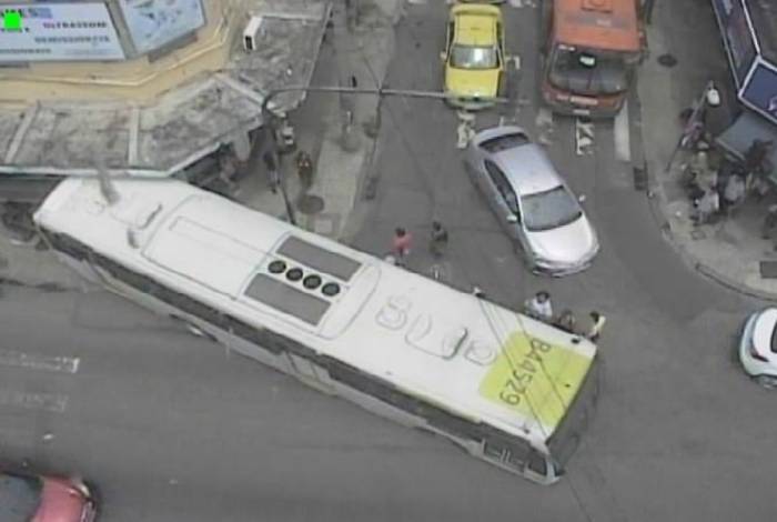 Acidente envolvendo um ônibus interdita parcialmente via no Méier