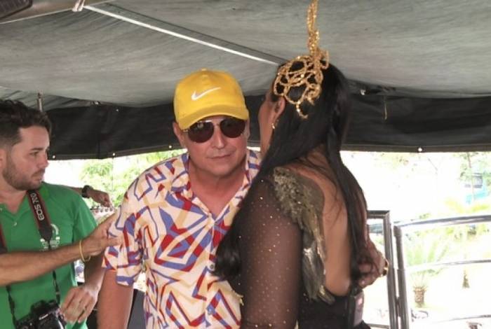 Prefeito de Camaragibe (PE), Demóstenes Meira (PTB), é investigado por coagir comissionados a irem a show de noiva em bloco de Carnaval