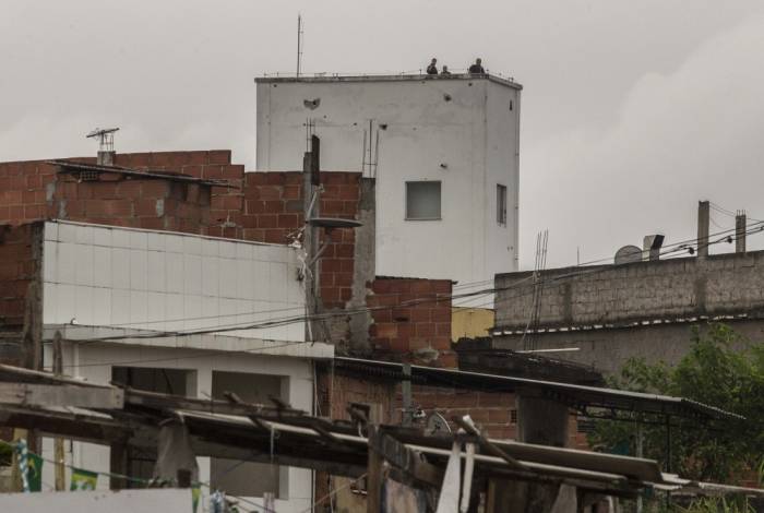 Moradores relatam que policiais atiraram de torre na Cidade da PolÃ­cia 