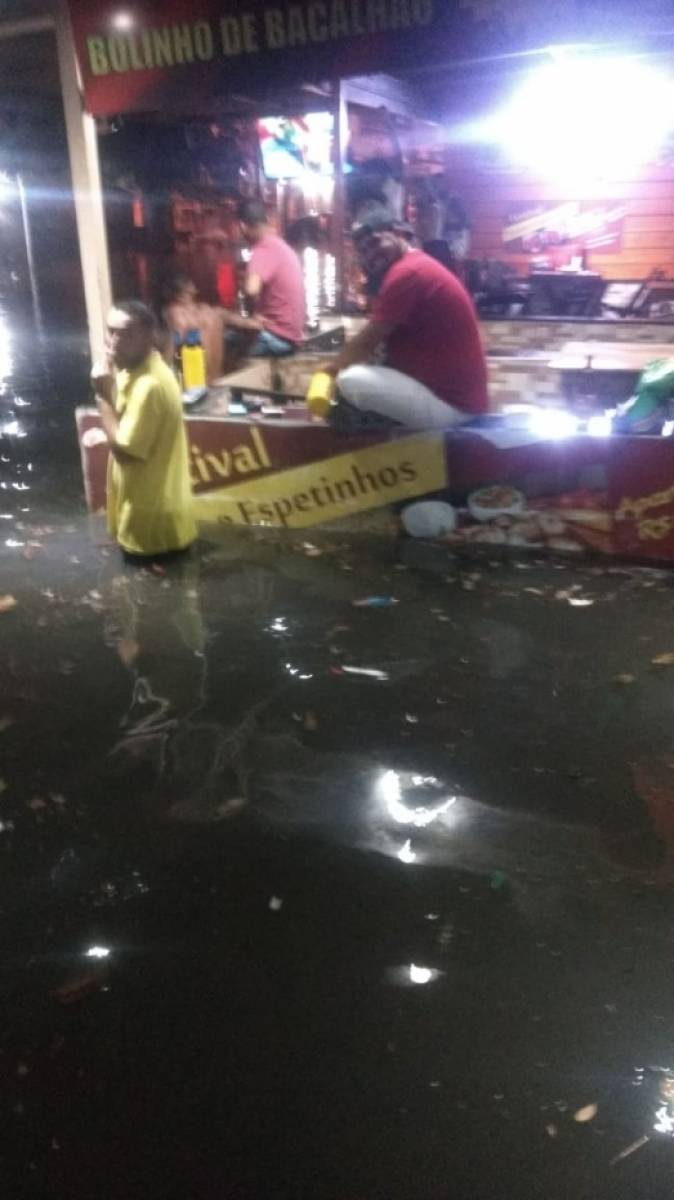 Bar da rua João Pinheiro, em Piedade, ficou alagado.