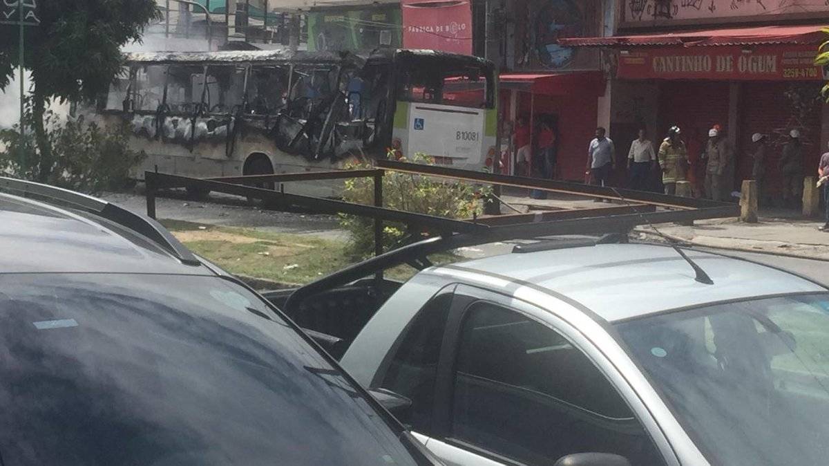 Incêndio atingiu ônibus na Estrada do Galeão, na Ilha do Governador
