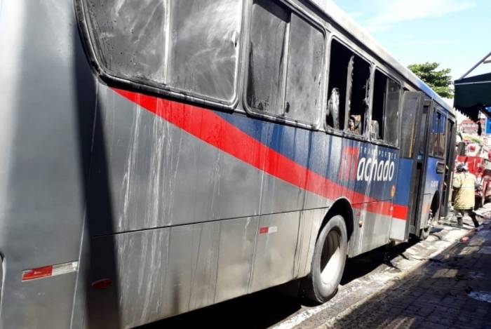 Ônibus é incendiado na Penha, nesta terça-feira.