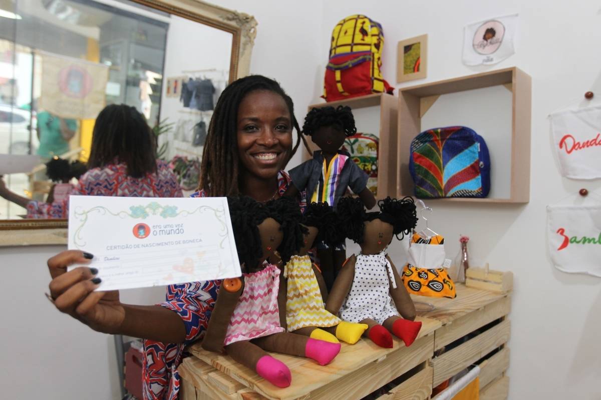 Rio de Janeiro, 19/02/2019, terca feira - Primeira Loja de bonecas negras no centro da cidade do Rio de Janeiro localizada na rua dos Andradas 22, Jaciane Melquides criadora da loja era uma vez o mundo. Foto: Marcio Mercante / Agencia O Dia.