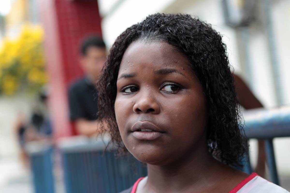 Filhos da Lizet Oliveira e netos da Carmen Lucia Oliveira, atropeladas por um carro que invadiu um bar em Iraja, na madrugada de domingo. Na foto acima a Milena Santos. Foto: Luciano Belford/Ag&ecirc;ncia O Dia