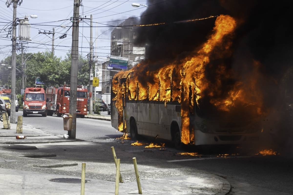 2019-02-19 - AGÊNCIA DE NOTÍCIAS/PARCEIRO - Ônibus da linha 323 (Bananal x Castelo) da empresa Paranapuan, pega fogo na Estrada do Galeão, no Bairro Cacuia, Zona Norte do Rio, nesta terça-feira (19). Foto: Mauricio Pingo/Parceiro/Agência O Dia