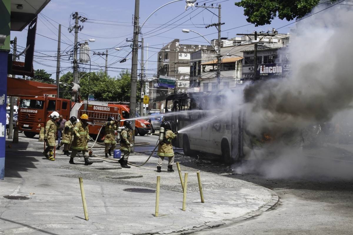 2019-02-19 - AGÊNCIA DE NOTÍCIAS/PARCEIRO - Ônibus da linha 323 (Bananal x Castelo) da empresa Paranapuan, pega fogo na Estrada do Galeão, no Bairro Cacuia, Zona Norte do Rio, nesta terça-feira (19). Foto: Mauricio Pingo/Parceiro/Agência O Dia