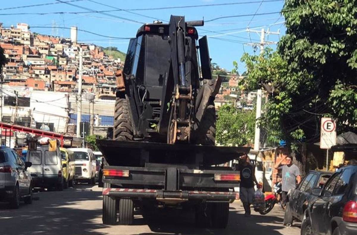 Veículo para a retirada de barricada na Vila Cruzeiro