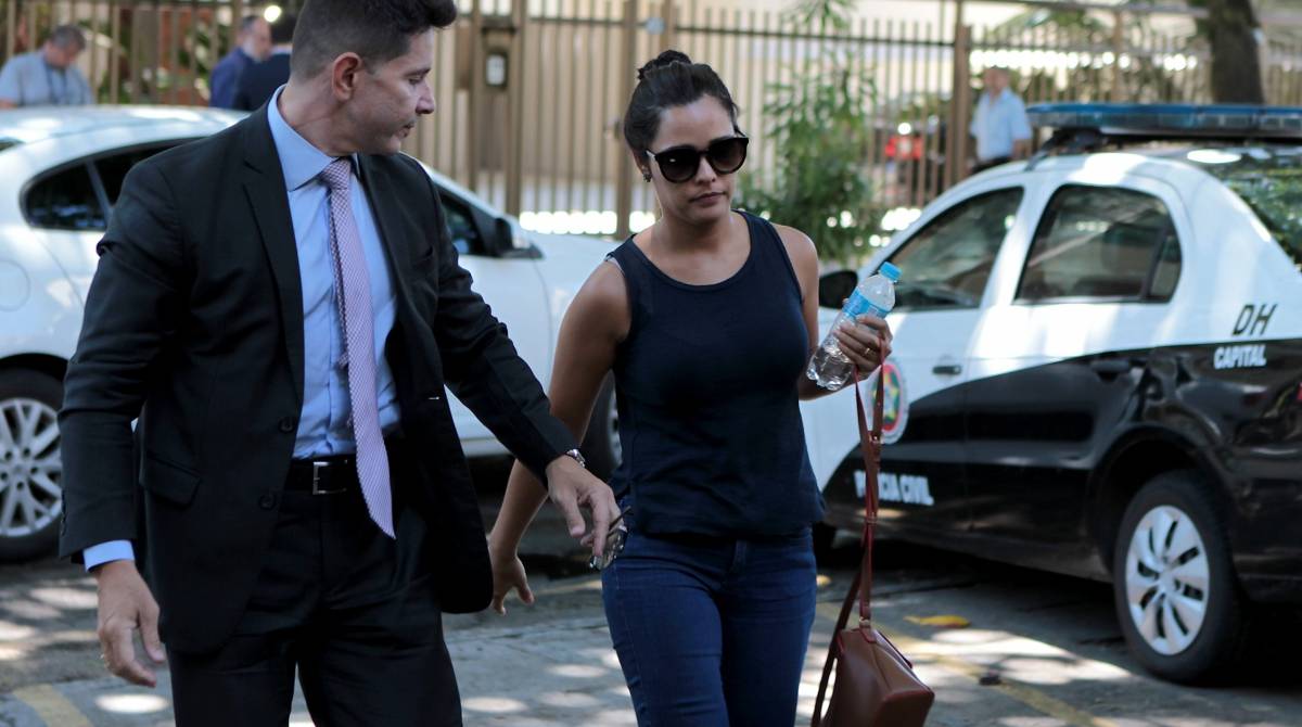 Dinalva Oliveira, m&atilde;e de Pedro Henrique Gonzaga, acompanhada do advogado Marcello Ramalho