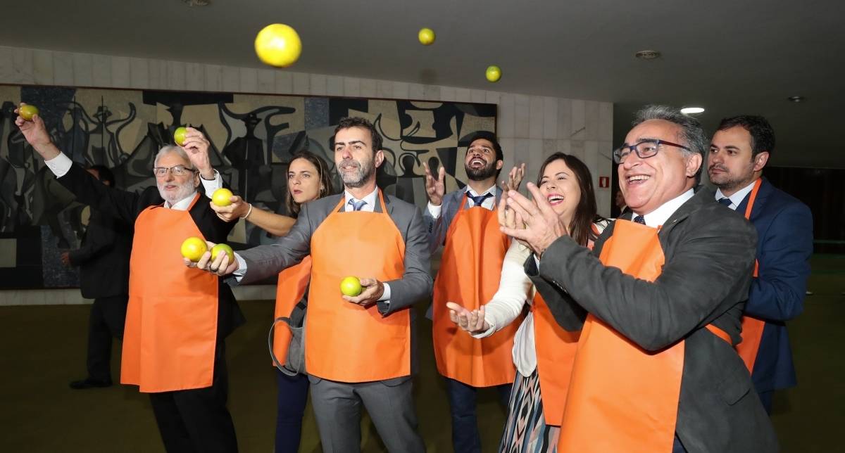 Deputados da oposição fazem protesto em referência a 'laranjal do PSL' na Câmara, durante passagem de Bolsonaro