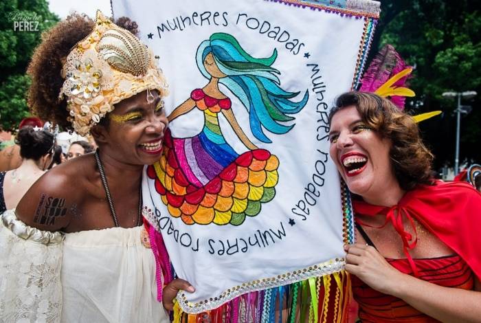 Foliãs curtem o bloco Mulheres Rodadas