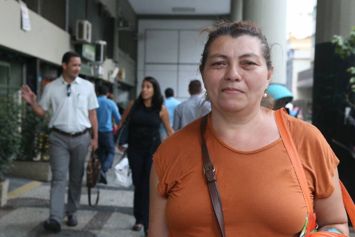 Reforma da Previdência. Opinião da população sobre o novo texto apresentado pelo Presidente Bolsonaro. Na foto: Elisabeth Gomes, 54 anos, técnica de enfermagem. Foto: Daniel Castelo Branco / Agência O Dia