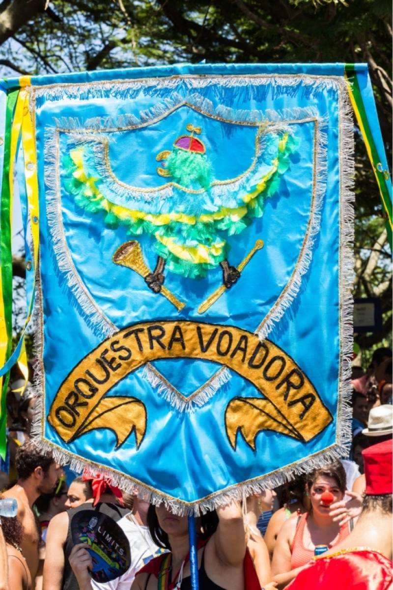 Desfile do bloco Orquestra Voadora