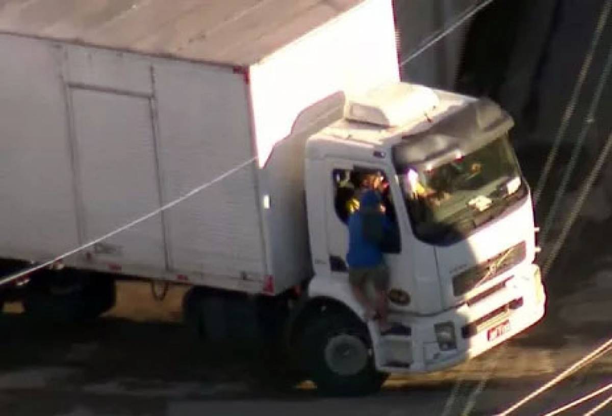 Bandido manteve ocupantes do caminhão sob a mira de arma - Reprodução / TV Globo