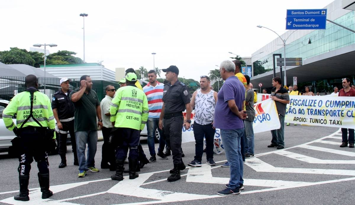 Rio, 21/02/2019 - AG&Ecirc;NCIA DE NOT&Iacute;CIAS - PARCEIRO - Taxistas fazem protesto no Aeroporto Santos Dumont, na manh&atilde; desta quinta-feira, 21 - Foto: Onofre Veras/Parceiro/Ag&ecirc;ncia O Dia
