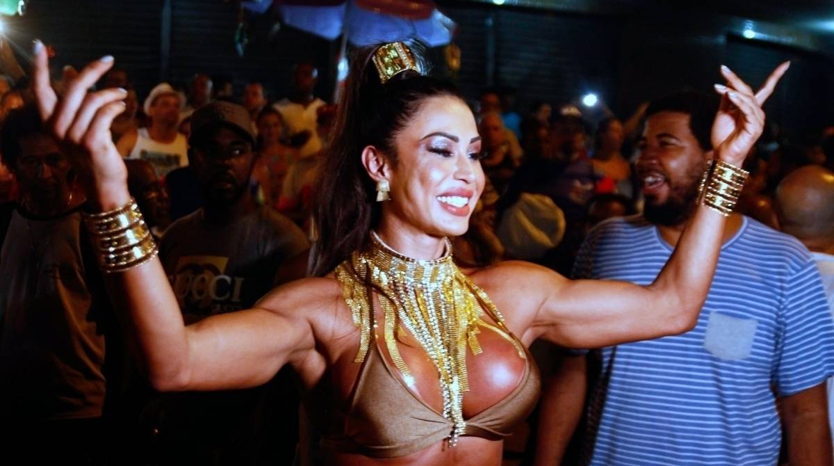Rainha de bateria da Uni&atilde;o da Ilha, Gracyanne Barbosa mostra samba no p&eacute; em ensaio de rua