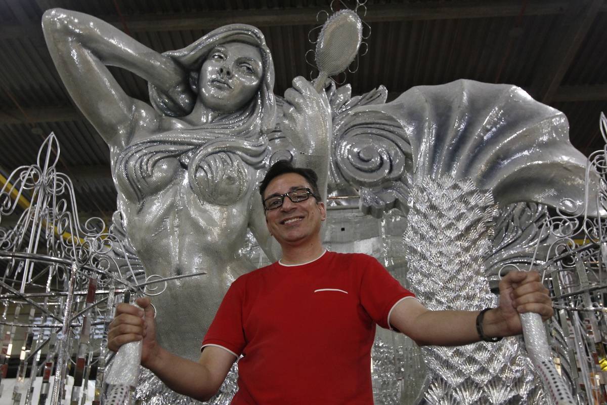 2019-02-21 - Carnaval 2019 / Especial sobre as Escolas de Samba do Grupo Especial. Na imagem, Alex de Souza, Carnavalesco do Salgueiro, a frente de um dos carros alegoricos da escola de samba. Foto de Alexandre Brum / Agencia O Dia - CIDADE CARNAVAL 2019 LIESA ESCOLAS DE SAMBA RIOTUR FOLIA AGREMIACAO ACADEMICOS DO SALGUEIRO TIJUCA DESFILE GRUPO ESPECIAL