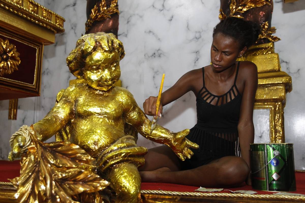 2-21-9--20 - Carnaval 2019 / Especial sobre as Escolas de Samba do Grupo Especial. Na imagem, operaria do barracao trabalha num dos carros alegoricos do Salgueiro. Foto de Alexandre Brum / Agencia O Dia - CIDADE CARNAVAL 2019 LIESA ESCOLAS DE SAMBA RIOTUR FOLIA AGREMIACAO ACADEMICOS DO SALGUEIRO TIJUCA DESFILE GRUPO ESPECIAL