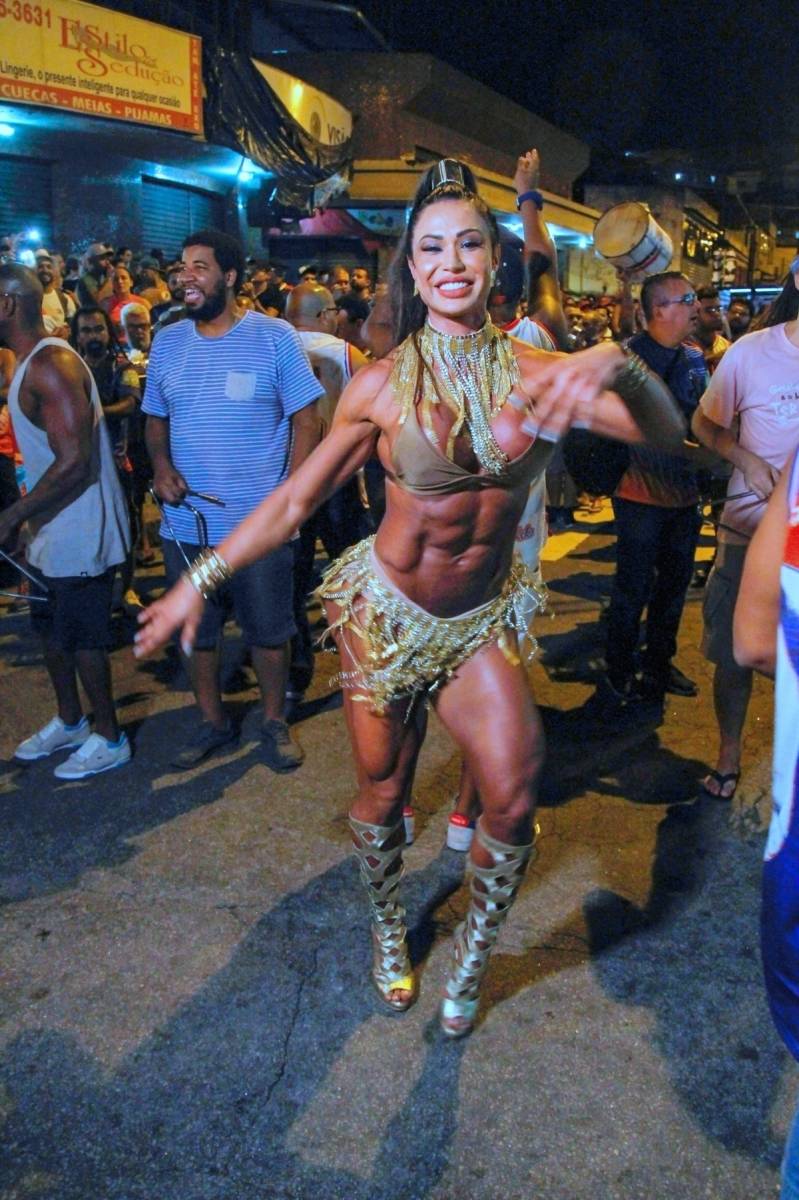 De Biquíni Dourado Gracyanne Barbosa Mostra Samba No Pé Em Ensaio De Rua O Dia Na Folia O Dia 0573