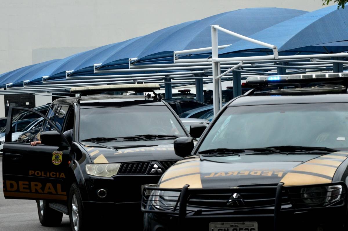 Rio, 21/02/2019 - AGÊNCIA DE NOTÍCIAS - PARCEIRO - Movimentação de viaturas na Superintendência da Polícia Federal, na Região Portuária do Rio. Agentes da PF estão nas ruas, na manhã desta quinta-feira 21, para cumprir oito mandados de busca e apreensão do caso Marielle Franco. - Foto: Paulo Carneiro/Parceiro/Agência O Dia