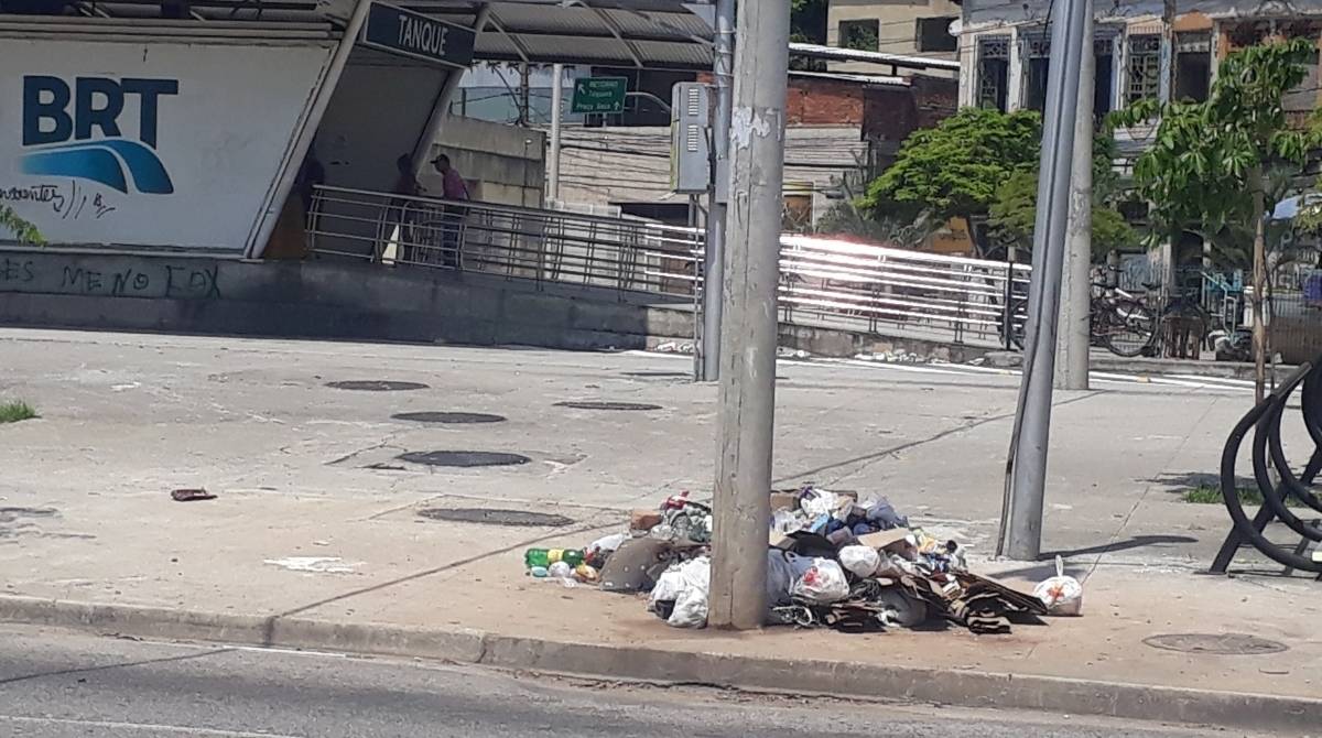 Lixo se acumula na entrada da estação do BRT no Tanque