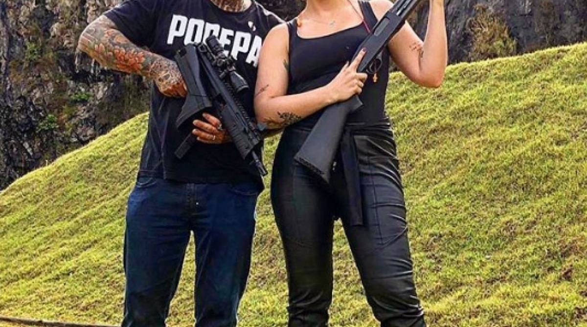 Henrique Fogaça e a esposa: foto com arma provocou polêmica