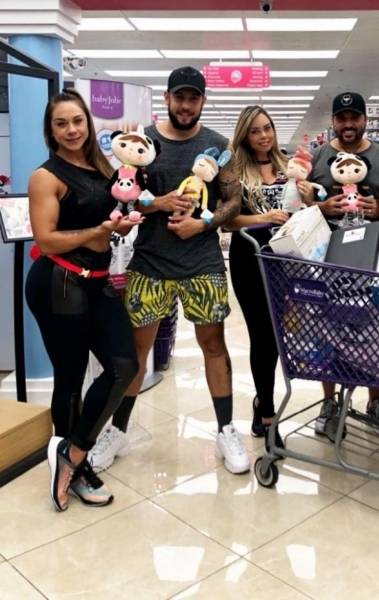 Edson, da dupla com Hudson, e a mulher Deia Cypri fazem compras do exoval da filha Bella em Orlando com a personal shopper Melissa Biscoito - Divulgação