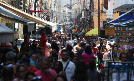 Pesquisa da Fecomércio mostra que 74,1% dos consumidores fluminenses devem presentear alguém no Natal