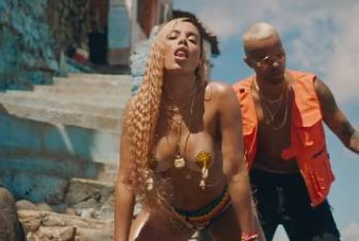 Anitta mostra corpaço  em novo clipe Bola Rebola