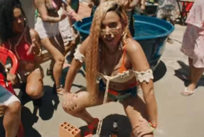 Anitta mostra corpaço  em novo clipe Bola Rebola