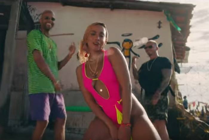 Anitta mostra corpaço  em novo clipe Bola Rebola