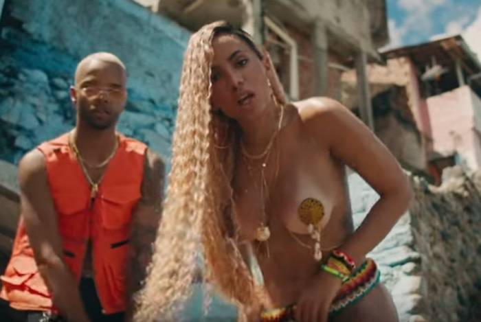 Anitta mostra corpaço  em novo clipe Bola Rebola