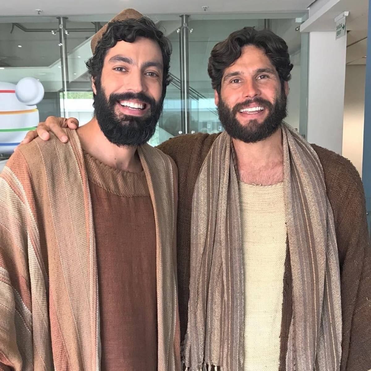 Ator Vandré Silveira e Dudu Azevedo nos bastidores da novela 'Jesus'