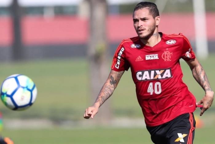 Perto de ser emprestado ao Oeste-SP, Thiago Santos sofre rompimento parcial do tendão direito em treino