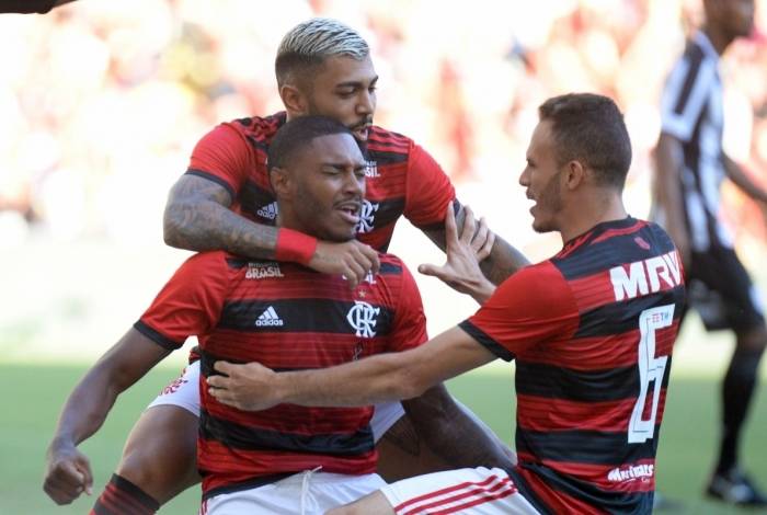 Vitinho comemora gol do Flamengo sobre o Americano