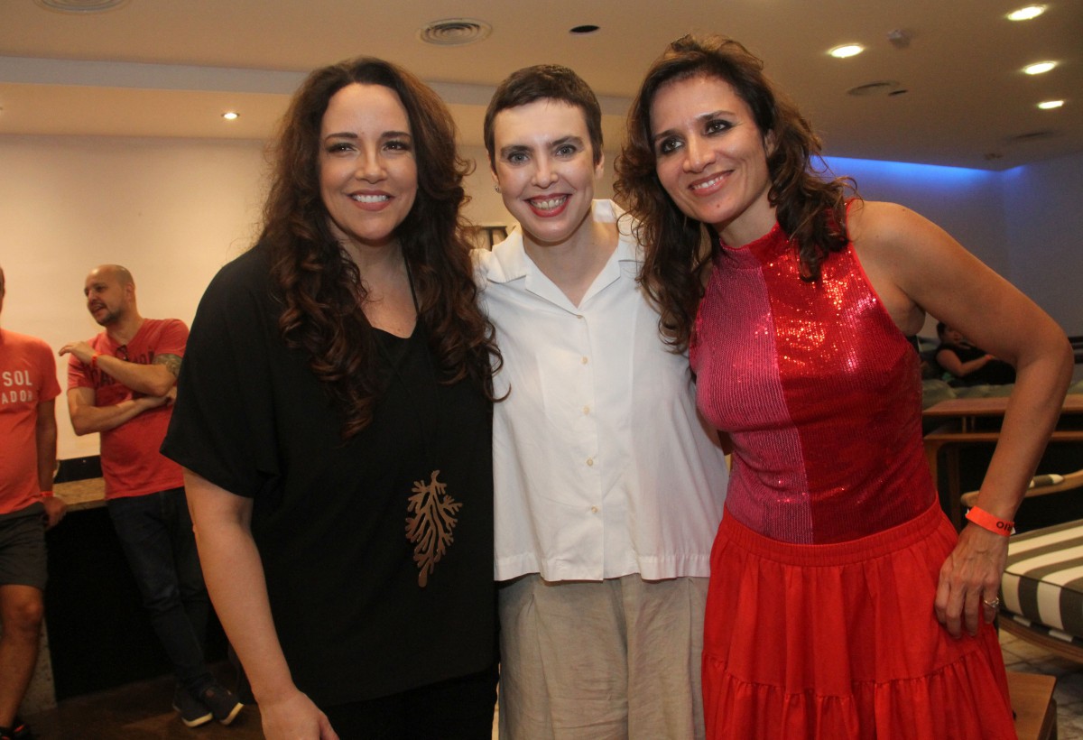 24/02/2019 - AGÊNCIA DE NOTÍCIAS/PARCEIRO - A cantora Ana Carolina (E) e Kiara (D) participa de show realizado da cantora Adriana Calcanhotto (C) no Vivo Rio, Aterro do Flamengo, na Zona Sul do Rio, na noite deste último sábado (23). Foto: Onofre Veras/Parceiro/Agência O Dia - Onofre Veras