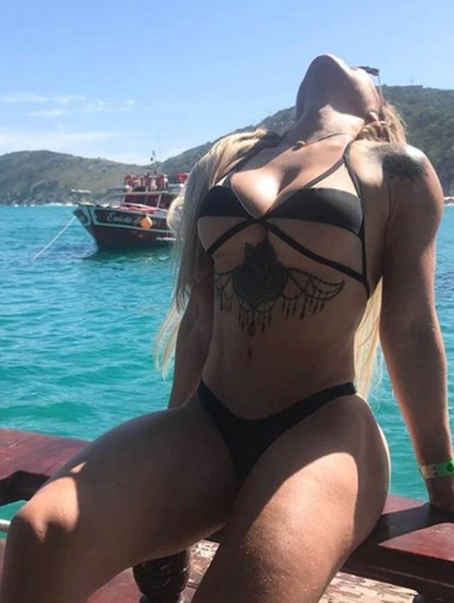 Verônica Costa sensualiza em passeio de barco