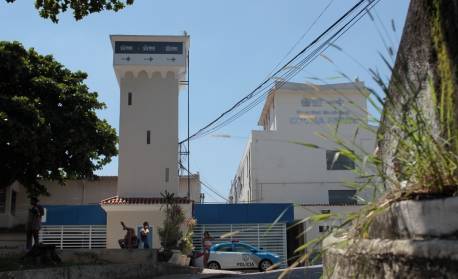 Parte de teto desaba no Hospital Rocha Faria