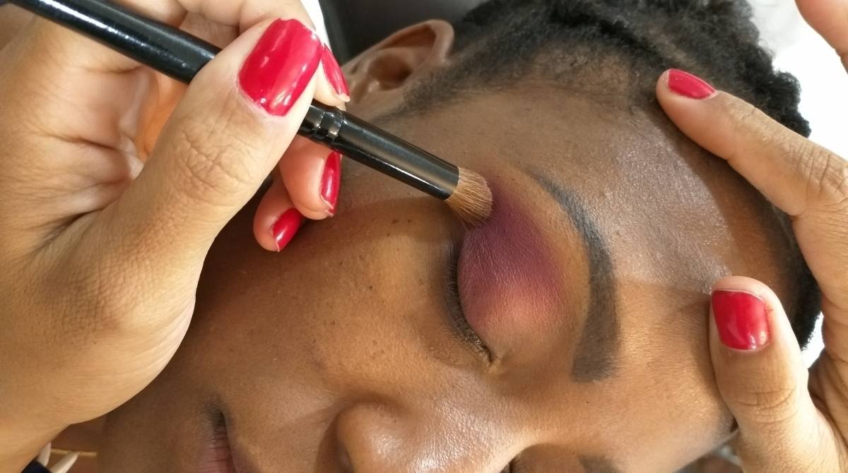 O primeiro passo é passar o corretor nas pálpebras e depois selar essa região com pó no tom vinho. Isso é importante para ter uma base na sombra