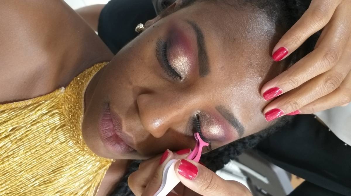 Aplique os cílios postiços e use rímel nos mesmos para dar mais volume. Em seguida, passe o delineador para modelas a região dos olhos