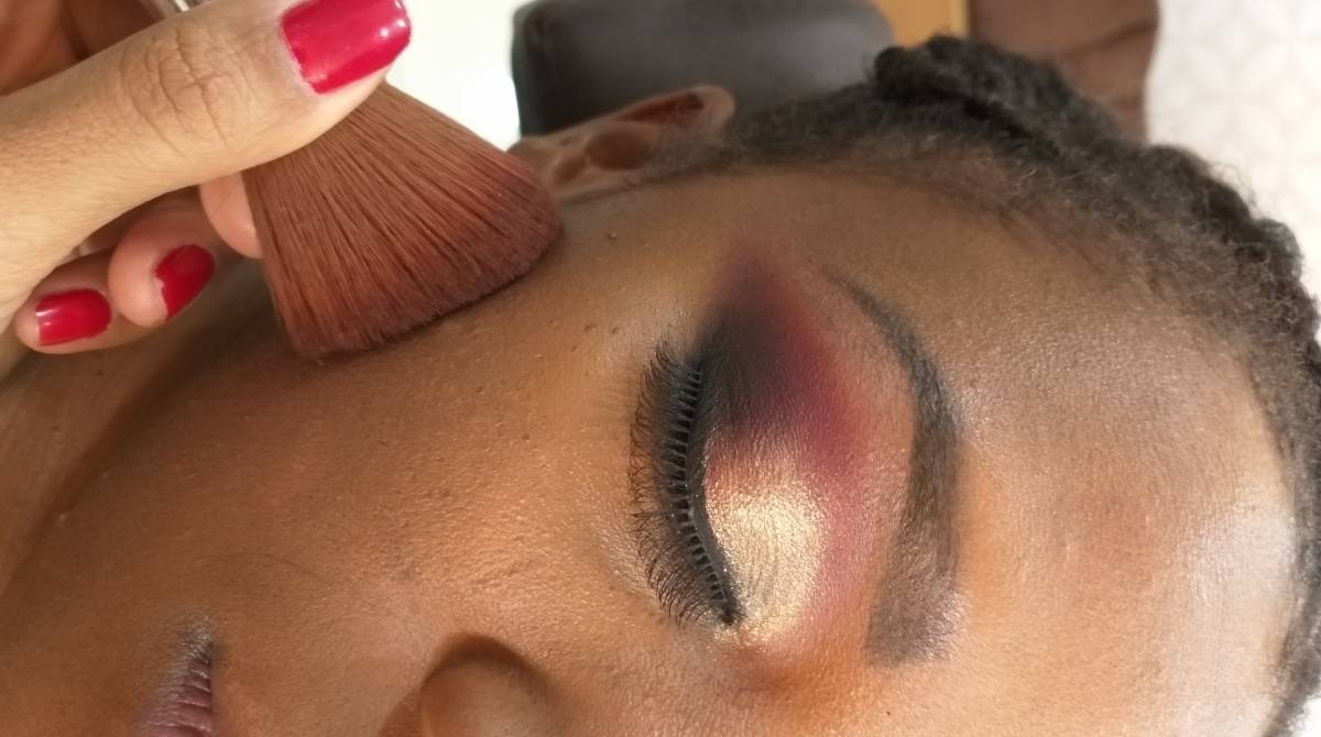 Nos lábios, aplique o batom vinho