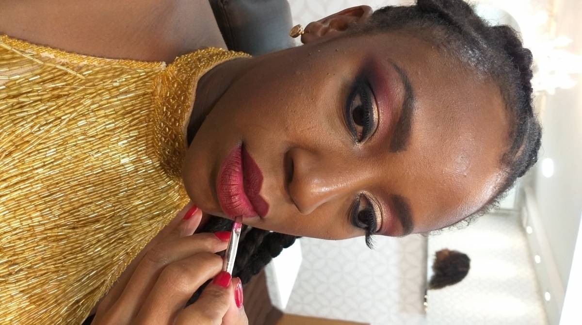 Nas maças do rosto, use um pincel para aplicar glitter dourado