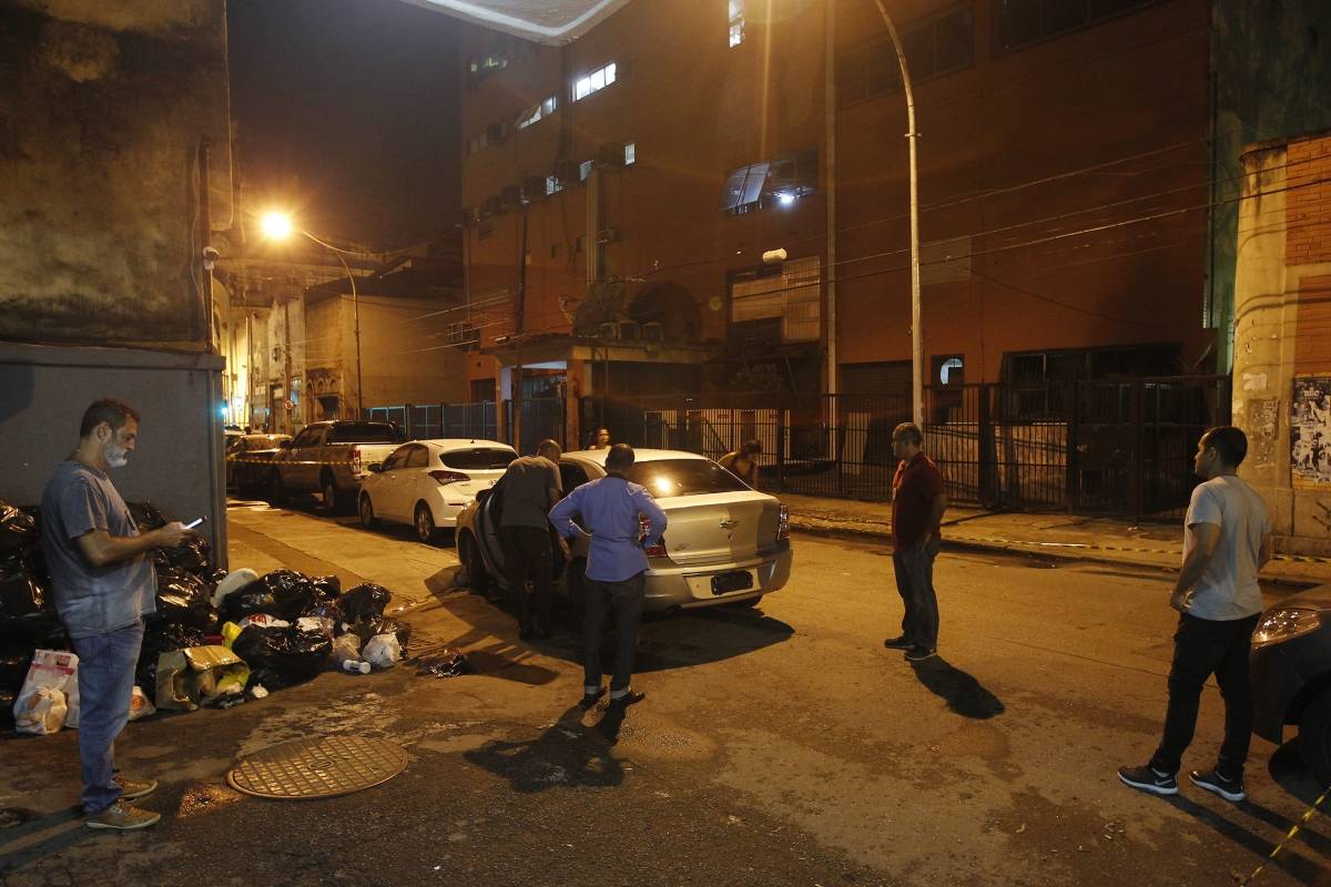 2019-02-26 - Policia faz nova reconstitui&ccedil;&atilde;o como parte da investigacao do Caso Marielle Franco, vereadora do PSOL e militante dos Direitos Humanos, assassinada em marco de 2018. Na imagem, agentes fazem nova reconstituicao  na rua dos Inv&aacute;lidos, onde estiveram os assassinos. Foto de Alexandre Brum / Agencia O Dia - POLICIA CIDADE