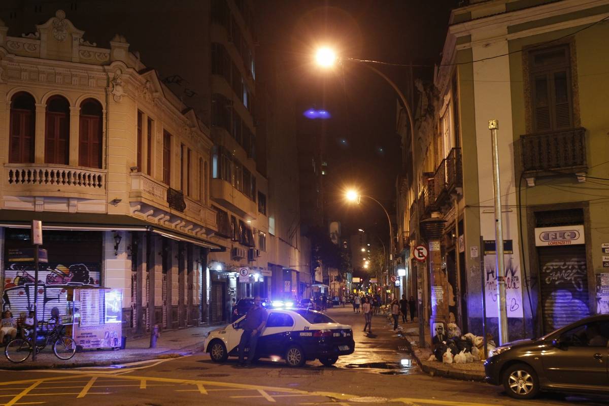 2019-02-26 - Policia faz nova reconstitui&ccedil;&atilde;o como parte da investigacao do Caso Marielle Franco, vereadora do PSOL e militante dos Direitos Humanos, assassinada em marco de 2018. Na imagem, agentes fazem nova reconstituicao  na rua dos Inv&aacute;lidos, onde estiveram os assassinos. Foto de Alexandre Brum / Agencia O Dia - POLICIA CIDADE