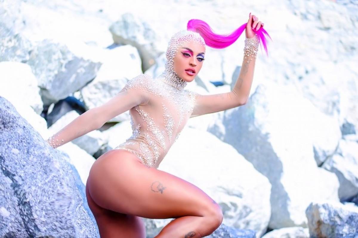 Pablo Vittar no clipe da música 'Buzina'