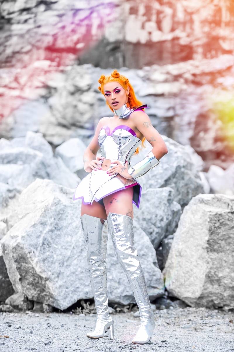 Pablo Vittar no clipe da música 'Buzina'